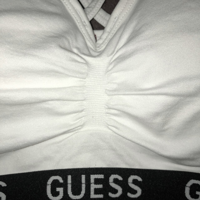 GUESS(ゲス)の【新品未使用】GUESS  ブラジャー　パット付き レディースの下着/アンダーウェア(ブラ)の商品写真