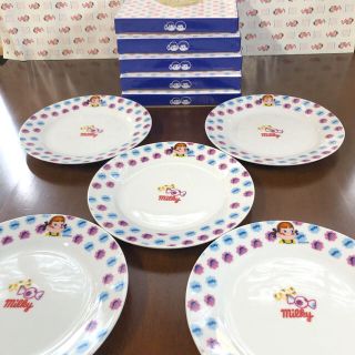 フジヤ(不二家)の新品⭐︎直径19.5cm⭐︎ペコちゃんミルキーフラワーケーキプレート５枚セット(食器)