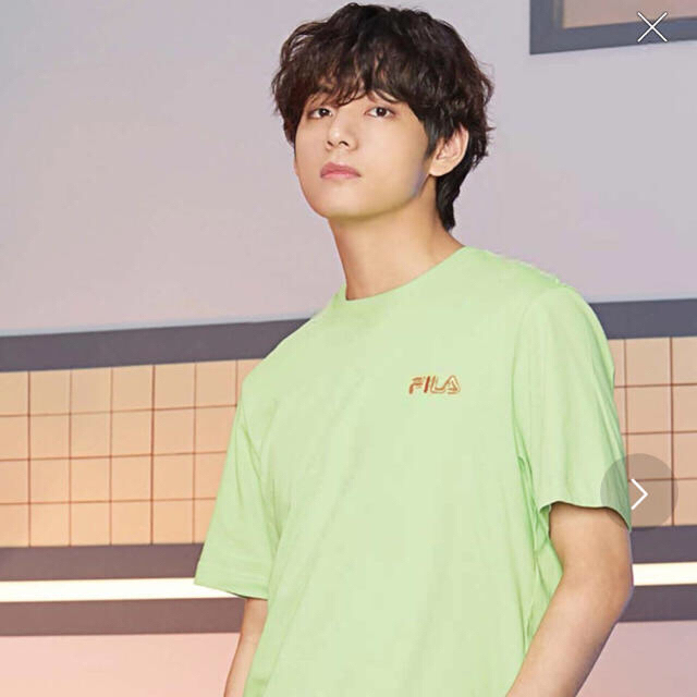 FILA BTS着用モデル　ロゴプリントTシャツ　V着用商品 メンズのトップス(Tシャツ/カットソー(半袖/袖なし))の商品写真