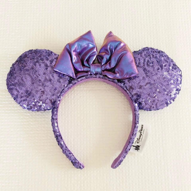 Disney(ディズニー)の《再入荷致しました！》海外ディズニー カチューシャ 紫 スパンコール 香港 上海 レディースのヘアアクセサリー(カチューシャ)の商品写真