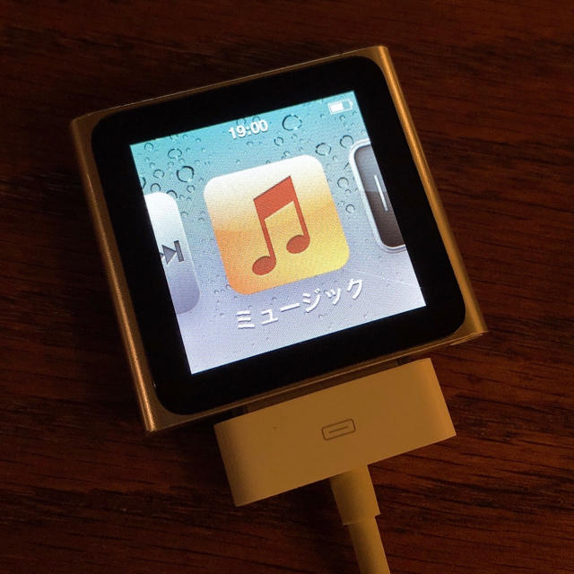 iPod touch(アイポッドタッチ)のiPod nano アイポッドナノ(第 6 世代)8ギガ 初期化済 シルバー スマホ/家電/カメラのオーディオ機器(ポータブルプレーヤー)の商品写真
