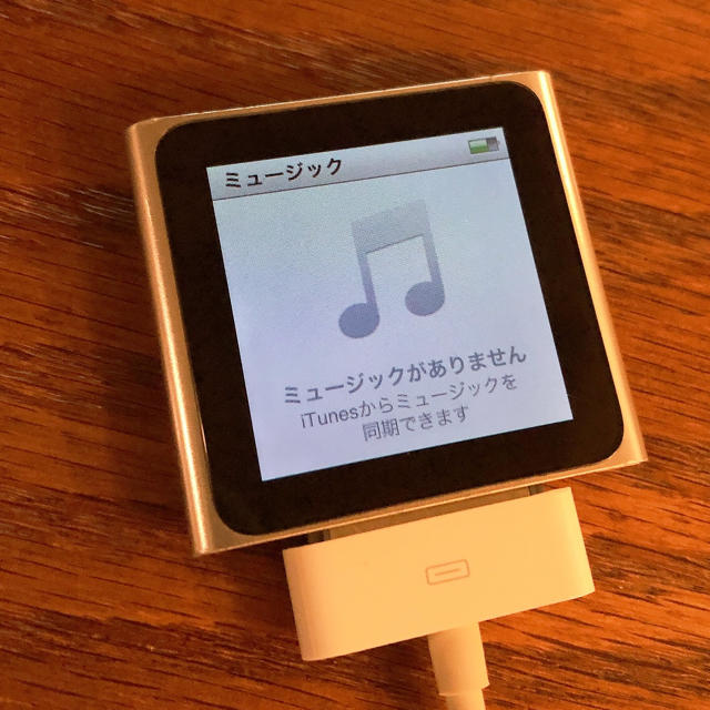 iPod touch(アイポッドタッチ)のiPod nano アイポッドナノ(第 6 世代)8ギガ 初期化済 シルバー スマホ/家電/カメラのオーディオ機器(ポータブルプレーヤー)の商品写真