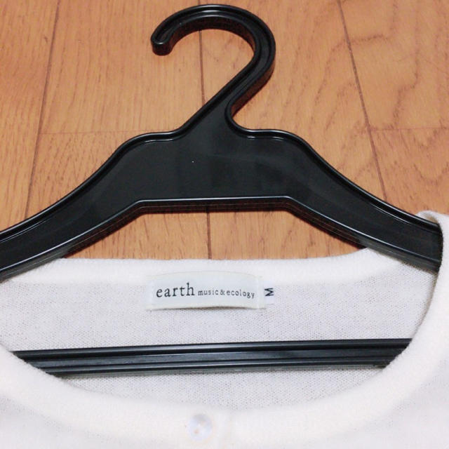 earth music & ecology(アースミュージックアンドエコロジー)の新品ホワイト カーディガン レディースのトップス(カーディガン)の商品写真
