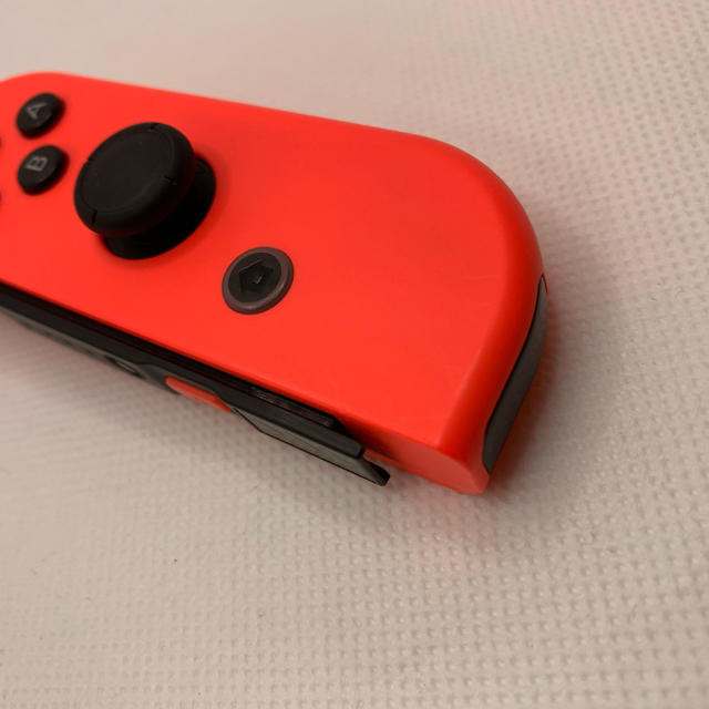 Nintendo Switch(ニンテンドースイッチ)のニンテンドースイッチ ジョイコン　スティック新品　左右ストラップ付き エンタメ/ホビーのゲームソフト/ゲーム機本体(その他)の商品写真
