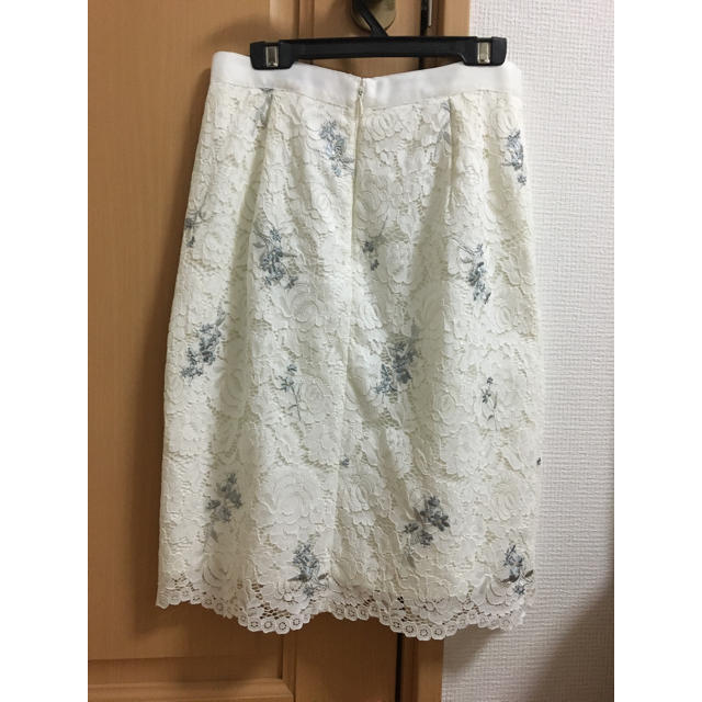MISCH MASCH(ミッシュマッシュ)のミッシュマッシュ レース刺繍タイトスカート 白 ホワイト レディースのスカート(ひざ丈スカート)の商品写真