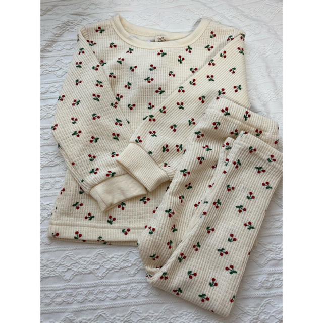 しまむら(シマムラ)のチェリー柄　パジャマ キッズ/ベビー/マタニティのキッズ服女の子用(90cm~)(パジャマ)の商品写真