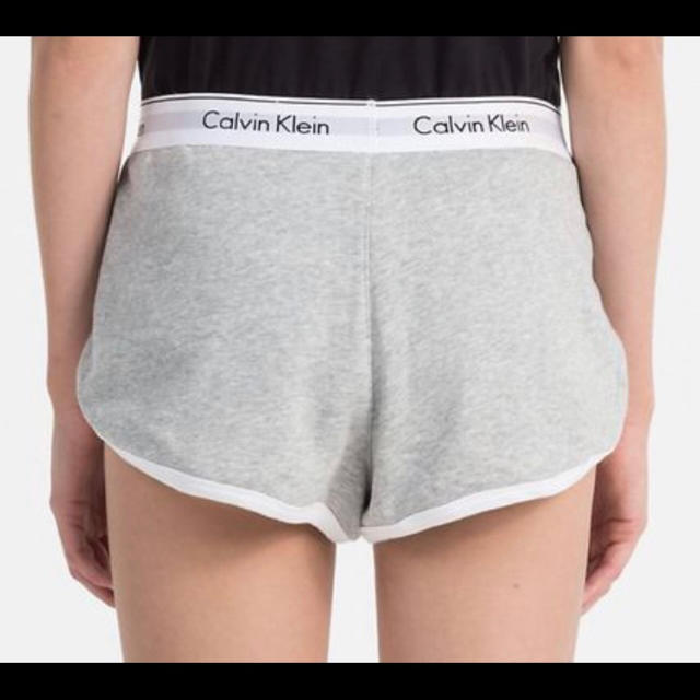 Calvin Klein(カルバンクライン)のCalvin Klein ショートパンツ レディースのパンツ(ショートパンツ)の商品写真