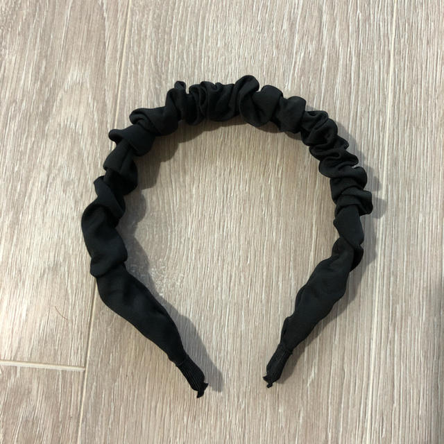 ZARA(ザラ)の新品未使用　ラスト1点　ブラック　カチューシャ　 レディースのヘアアクセサリー(カチューシャ)の商品写真