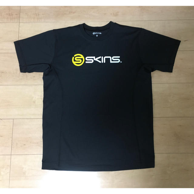 SKINS(スキンズ)のスキンズ 半袖 Tシャツ ランニング 新品未使用 値下げ スポーツ/アウトドアのランニング(ウェア)の商品写真