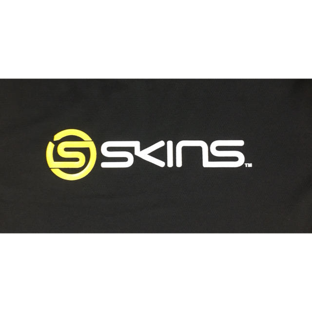 SKINS(スキンズ)のスキンズ 半袖 Tシャツ ランニング 新品未使用 値下げ スポーツ/アウトドアのランニング(ウェア)の商品写真