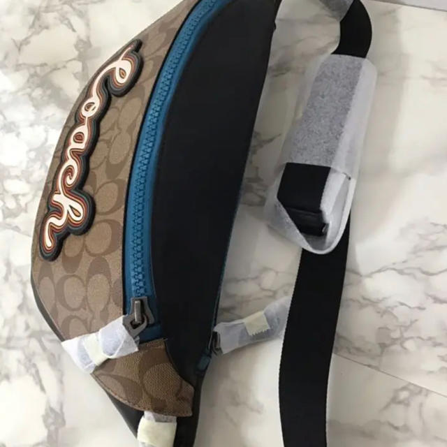 COACH - 秋冬新作COACHシグネチャーレザー筆記体ロゴボディバッグ新品