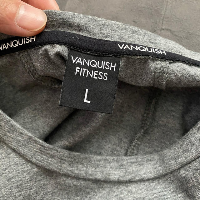 VANQUISH(ヴァンキッシュ)のVANQUISH FITNESS Tシャツ ロンT 筋トレ ジム ウエア グレー スポーツ/アウトドアのトレーニング/エクササイズ(トレーニング用品)の商品写真