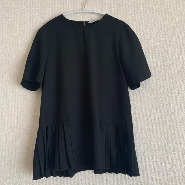 ZARA(ザラ)の【sakura様専用】ZARA 裾　プリーツ　トップス　ブラック レディースのトップス(カットソー(半袖/袖なし))の商品写真