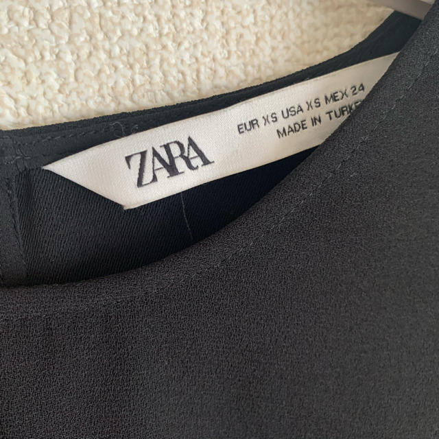 ZARA(ザラ)の【sakura様専用】ZARA 裾　プリーツ　トップス　ブラック レディースのトップス(カットソー(半袖/袖なし))の商品写真