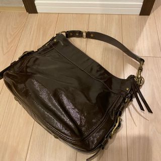 コーチ(COACH)のコーチ　エナメルショルダーバック　ダークブラウン(ショルダーバッグ)