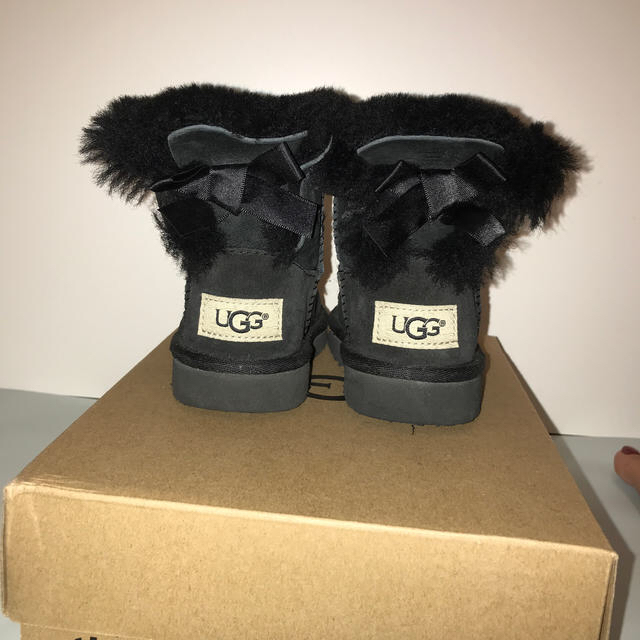 UGG(アグ)の【お値下げ済】UGG ムートンブーツ　リボン　15cm キッズ/ベビー/マタニティのキッズ靴/シューズ(15cm~)(ブーツ)の商品写真