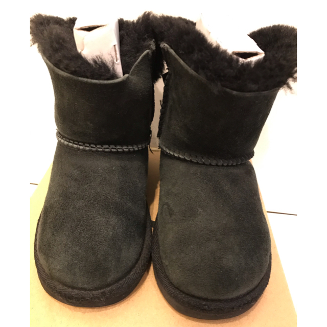 UGG(アグ)の【お値下げ済】UGG ムートンブーツ　リボン　15cm キッズ/ベビー/マタニティのキッズ靴/シューズ(15cm~)(ブーツ)の商品写真