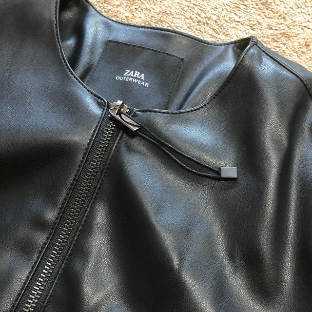 ZARA(ザラ)のZARA   レザー風ジャケット　　裾フリル レディースのジャケット/アウター(ノーカラージャケット)の商品写真