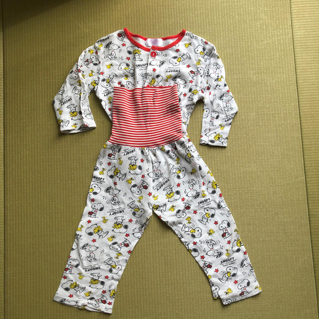 SNOOPY(スヌーピー)のスヌーピ腹巻付きパジャマ100センチ★送料無料 キッズ/ベビー/マタニティのキッズ服女の子用(90cm~)(パジャマ)の商品写真