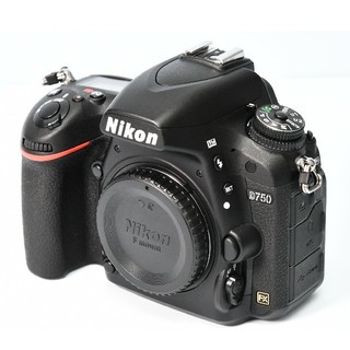 新品級 Nikon D750 標準&望遠&単焦点トリプルレンズセット