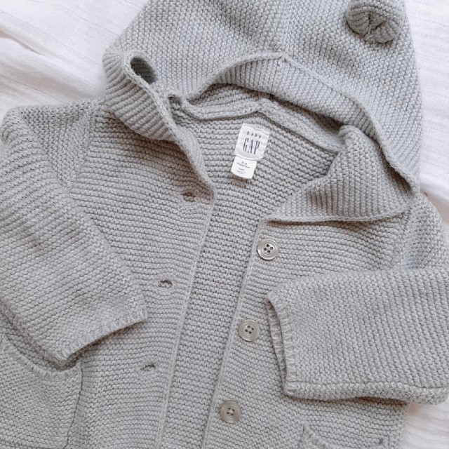 babyGAP(ベビーギャップ)のくまさんフードカーディガン キッズ/ベビー/マタニティのベビー服(~85cm)(カーディガン/ボレロ)の商品写真