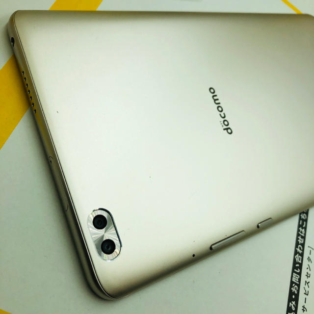 NTTdocomo(エヌティティドコモ)の2-5691中古！SIMFREE dtab compact d-02K ゴールド スマホ/家電/カメラのPC/タブレット(タブレット)の商品写真