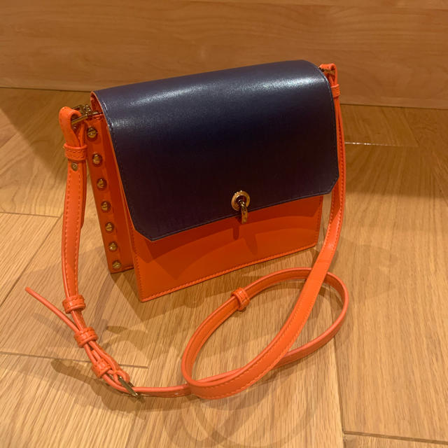 Charles and Keith(チャールズアンドキース)のCHARLES&KEITH リバーシブルショルダーバッグ レディースのバッグ(ショルダーバッグ)の商品写真