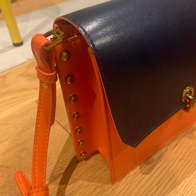 Charles and Keith(チャールズアンドキース)のCHARLES&KEITH リバーシブルショルダーバッグ レディースのバッグ(ショルダーバッグ)の商品写真