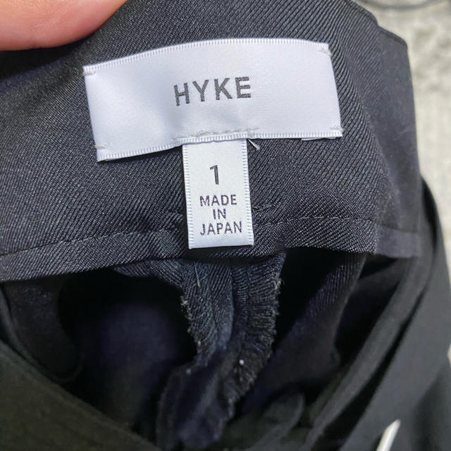 HYKE(ハイク)のHYKE タックテーパードパンツ レディースのパンツ(クロップドパンツ)の商品写真