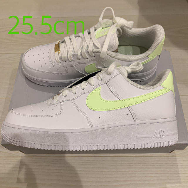 NIKE(ナイキ)のNIKE WMNS AIR FORCE 1 ’07 ベアリーボルト 25.5cm レディースの靴/シューズ(スニーカー)の商品写真