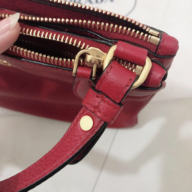 PRADA(プラダ)のPRADA/プラダ◇ショルダー◇バッグ◇レッド・赤 レディースのバッグ(ショルダーバッグ)の商品写真