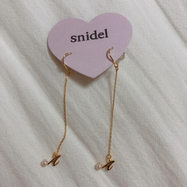 SNIDEL(スナイデル)のsnidel イニシャルピアス　A レディースのアクセサリー(ピアス)の商品写真