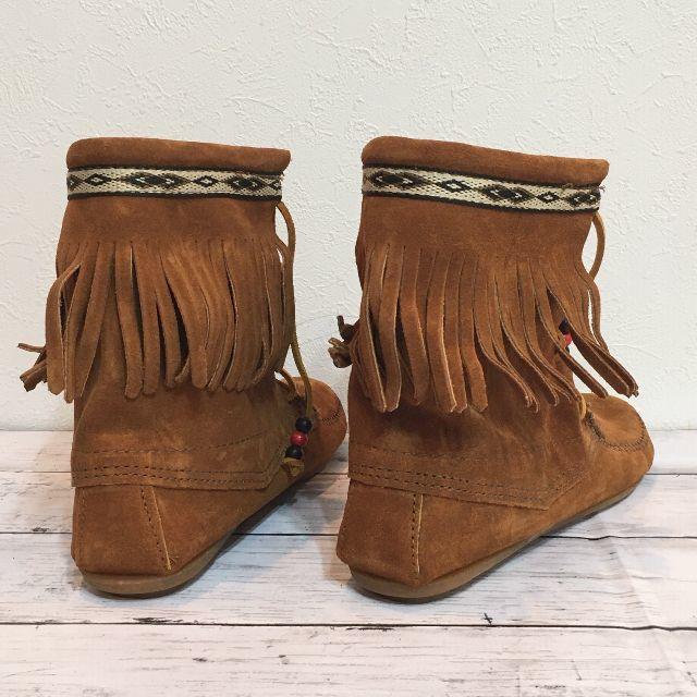 Minnetonka(ミネトンカ)の新品未使用　MINNETONKA　ミネトンカ　ショート フリンジ ブーツ　24㎝ レディースの靴/シューズ(ブーツ)の商品写真