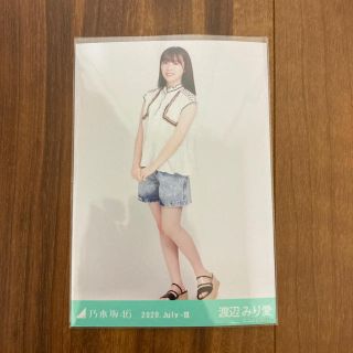 ノギザカフォーティーシックス(乃木坂46)の渡辺みり愛さん 生写真 ヒキ デニムミニ 新品 乃木坂46(アイドルグッズ)