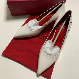 ヴァレンティノ(VALENTINO)の【最終値下げ‼︎】未使用品‼︎ VALENTINO エナメルパンプス　ホワイト(ハイヒール/パンプス)