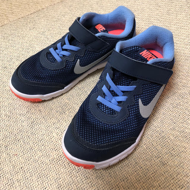 NIKE(ナイキ)のナイキ　キッズスニーカー キッズ/ベビー/マタニティのキッズ靴/シューズ(15cm~)(スニーカー)の商品写真