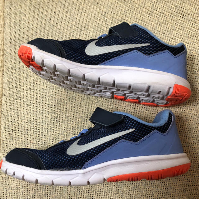 NIKE(ナイキ)のナイキ　キッズスニーカー キッズ/ベビー/マタニティのキッズ靴/シューズ(15cm~)(スニーカー)の商品写真