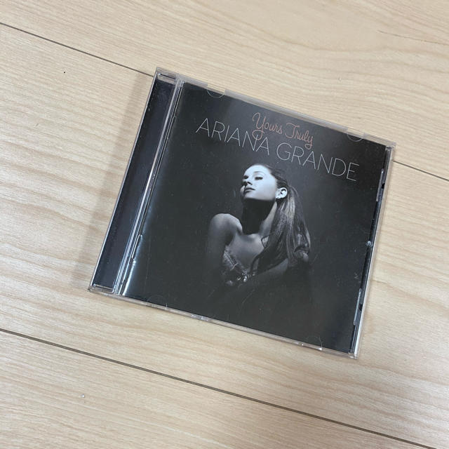 アリアナグランデ　アルバム　ARIANA GRANDE YOURS TRULY エンタメ/ホビーのCD(ポップス/ロック(洋楽))の商品写真