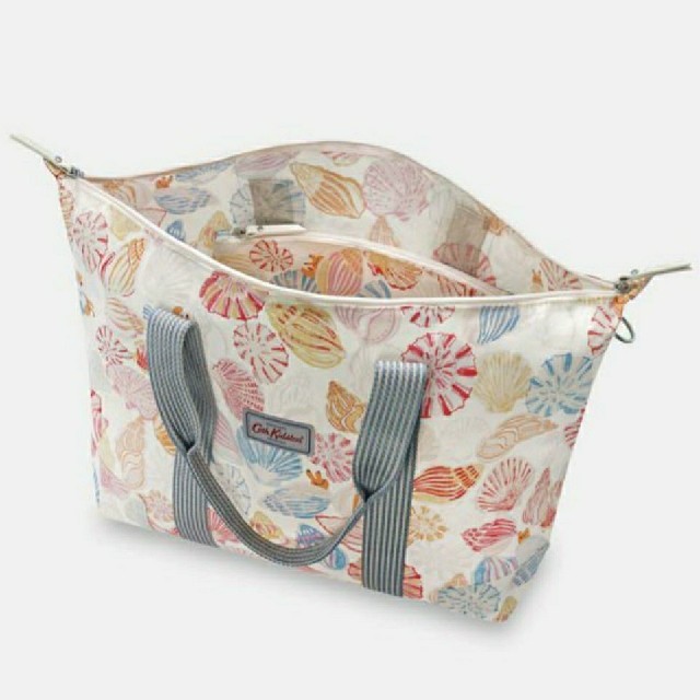 Cath Kidston(キャスキッドソン)の新品　Cath Kidston　フォルダウェイオーバーナイトバッグ レディースのバッグ(トートバッグ)の商品写真