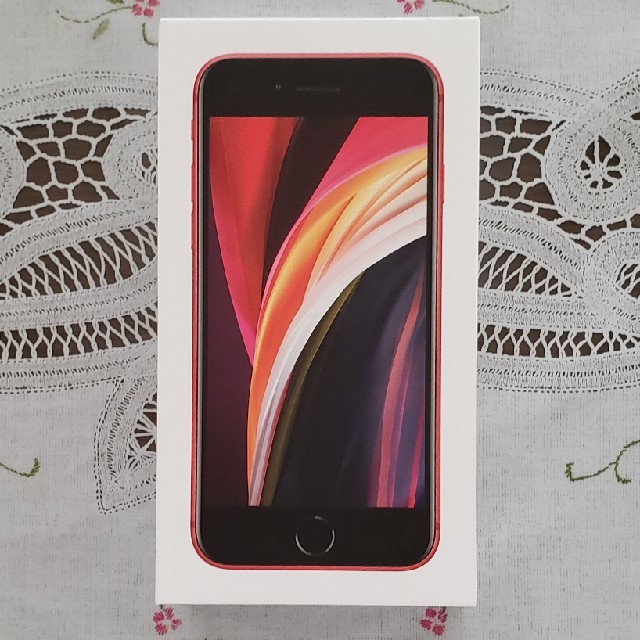 iPhone(アイフォーン)の iPhone SE2 Red 64GB  本体　新品　SIMロック解除済み   スマホ/家電/カメラのスマートフォン/携帯電話(スマートフォン本体)の商品写真