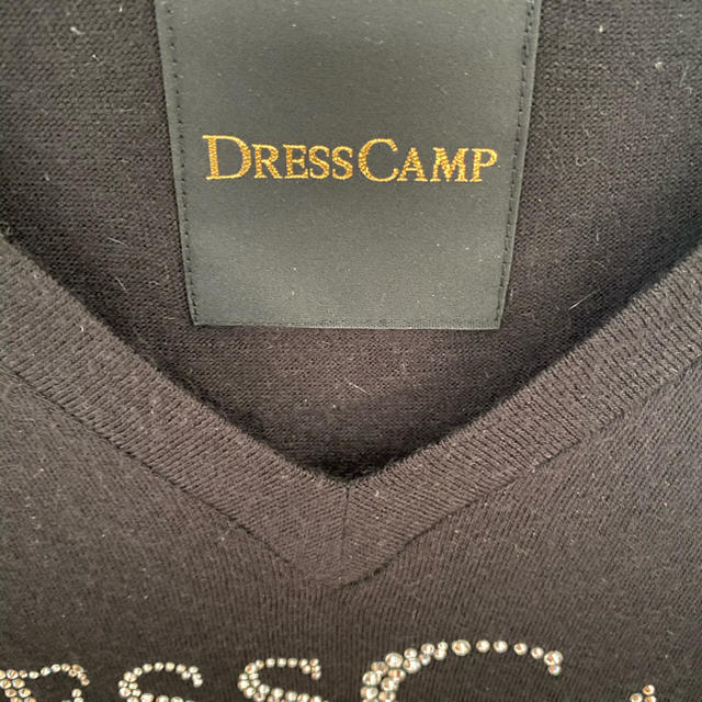 DRESSCAMP(ドレスキャンプ)のDRESSCAMP  スワロフスキーロゴ　Vネックロングニット メンズのトップス(Tシャツ/カットソー(七分/長袖))の商品写真