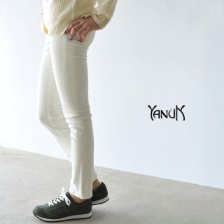 ヤヌーク(YANUK)のヤヌーク KAY ホワイト デニム パンツ 26インチ(デニム/ジーンズ)