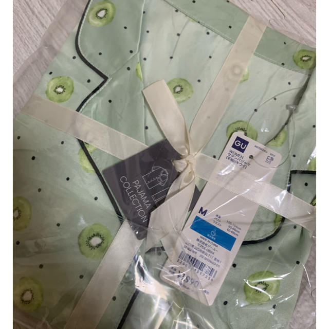 GU(ジーユー)のGU 新品サテンキウイ半袖パジャマ　Mグリーン レディースのルームウェア/パジャマ(パジャマ)の商品写真