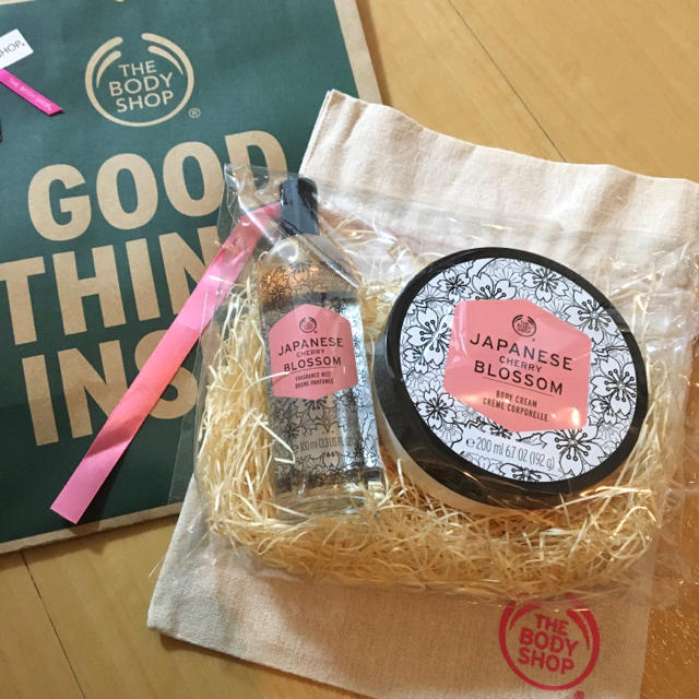 THE BODY SHOP(ザボディショップ)のthe BODY SHOP ボディショップ　クリーム　ミスト　香水　新品未使用 コスメ/美容のボディケア(ボディクリーム)の商品写真