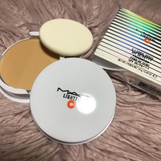 マック(MAC)の新品未使用　ライトフル C+ SPF 30 ファンデーション(ファンデーション)