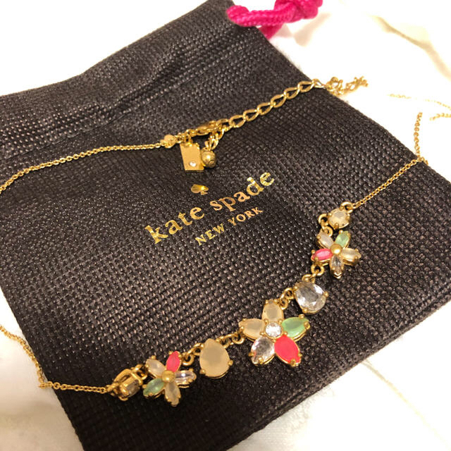 kate spade new york(ケイトスペードニューヨーク)のお値下げ！ケイトスペード♠︎フラワーネックレス レディースのアクセサリー(ネックレス)の商品写真