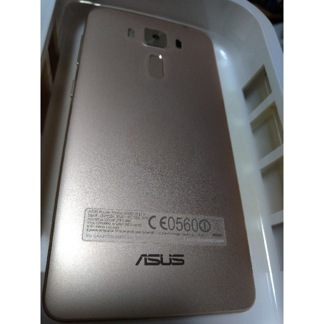 ASUS(エイスース)のASUS Zenfone3 Deluxe 5.5インチ ゴールド スマホ/家電/カメラのスマートフォン/携帯電話(スマートフォン本体)の商品写真