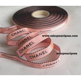 シャネル(CHANEL)のシャネルリボン🎀 サーモンピンク 1m 黒ロゴ入り 縁取り ラッピングリボン(ラッピング/包装)