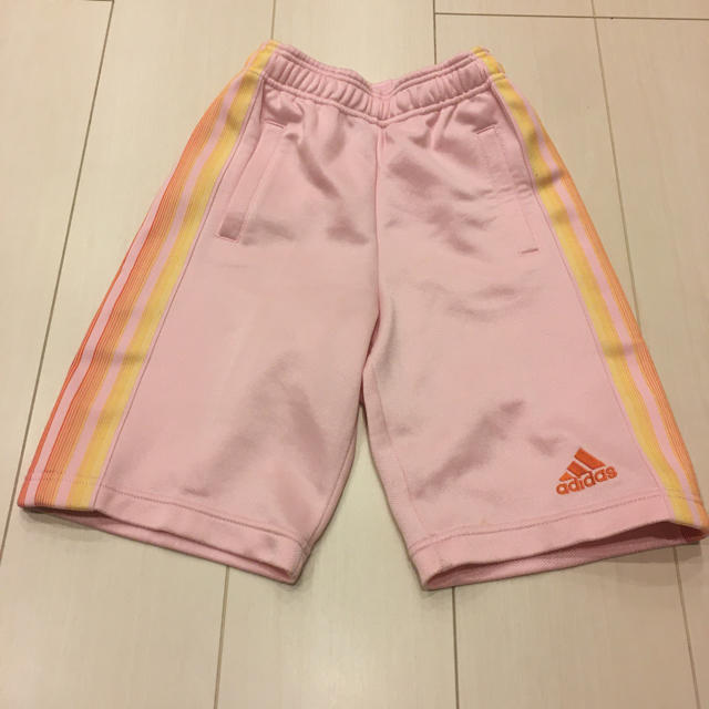 adidas(アディダス)のadidas ハーフパンツ　110 キッズ/ベビー/マタニティのキッズ服女の子用(90cm~)(パンツ/スパッツ)の商品写真