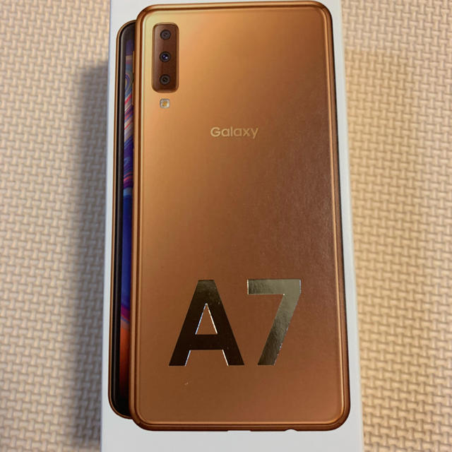 Galaxy(ギャラクシー)の新品未開封　Galaxy A7 ゴールド　ギャラクシー スマホ/家電/カメラのスマートフォン/携帯電話(スマートフォン本体)の商品写真